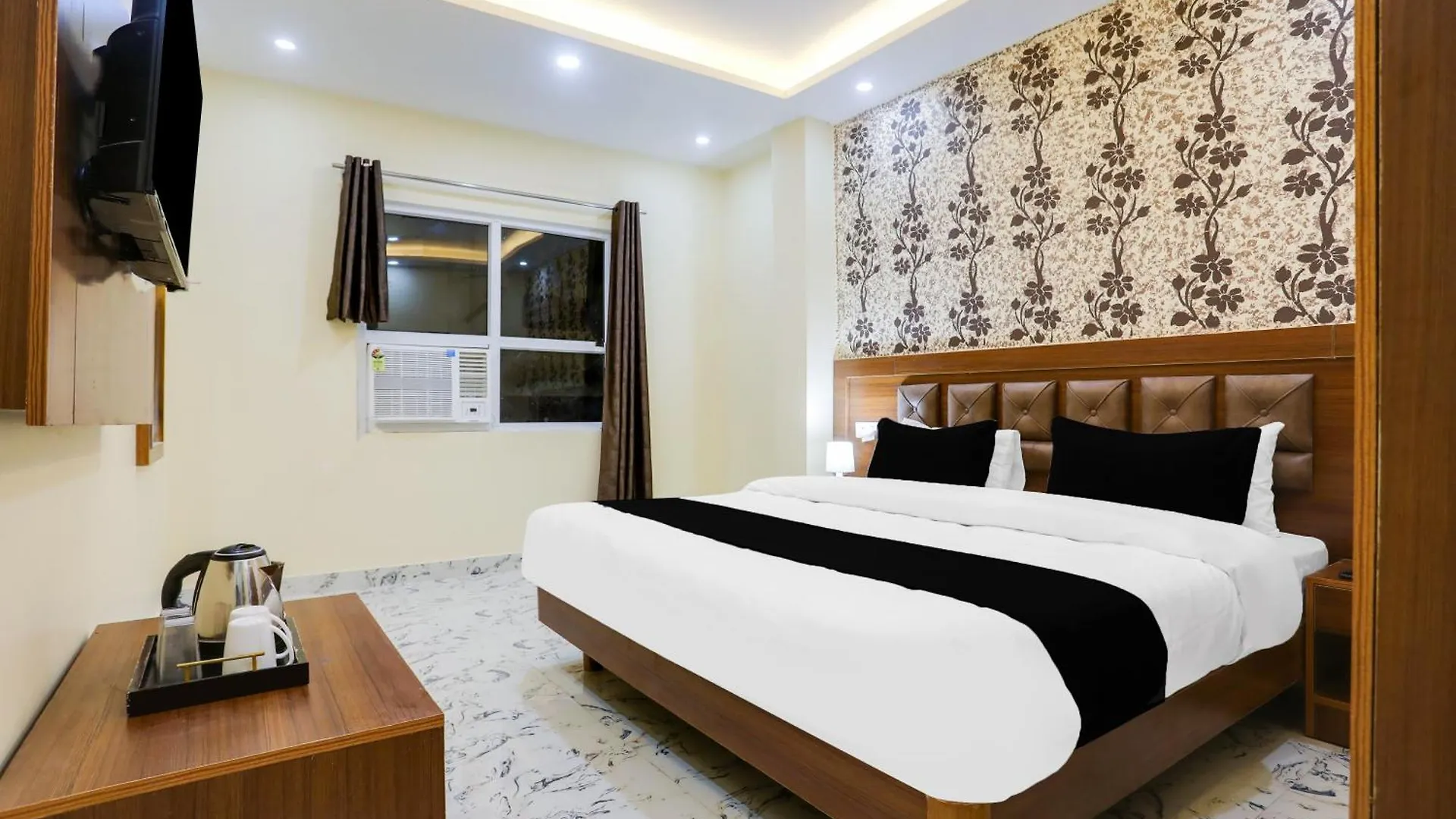 Super Townhouse Ghunghrani Street Godowlia Formerly Raghuveer Temple فاراناسي الهند