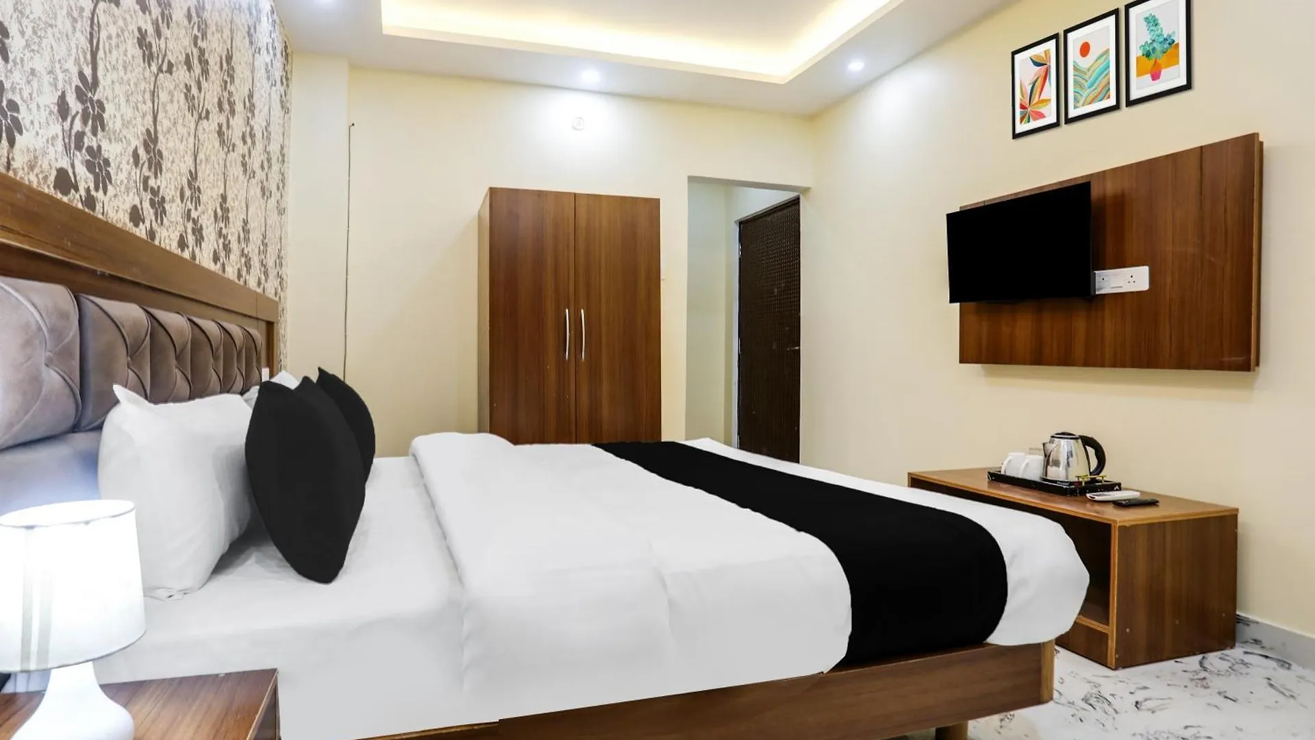 Super Townhouse Ghunghrani Street Godowlia Formerly Raghuveer Temple فاراناسي فندق